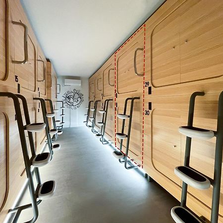 Airone Capsule Hotel Hobart Exteriör bild